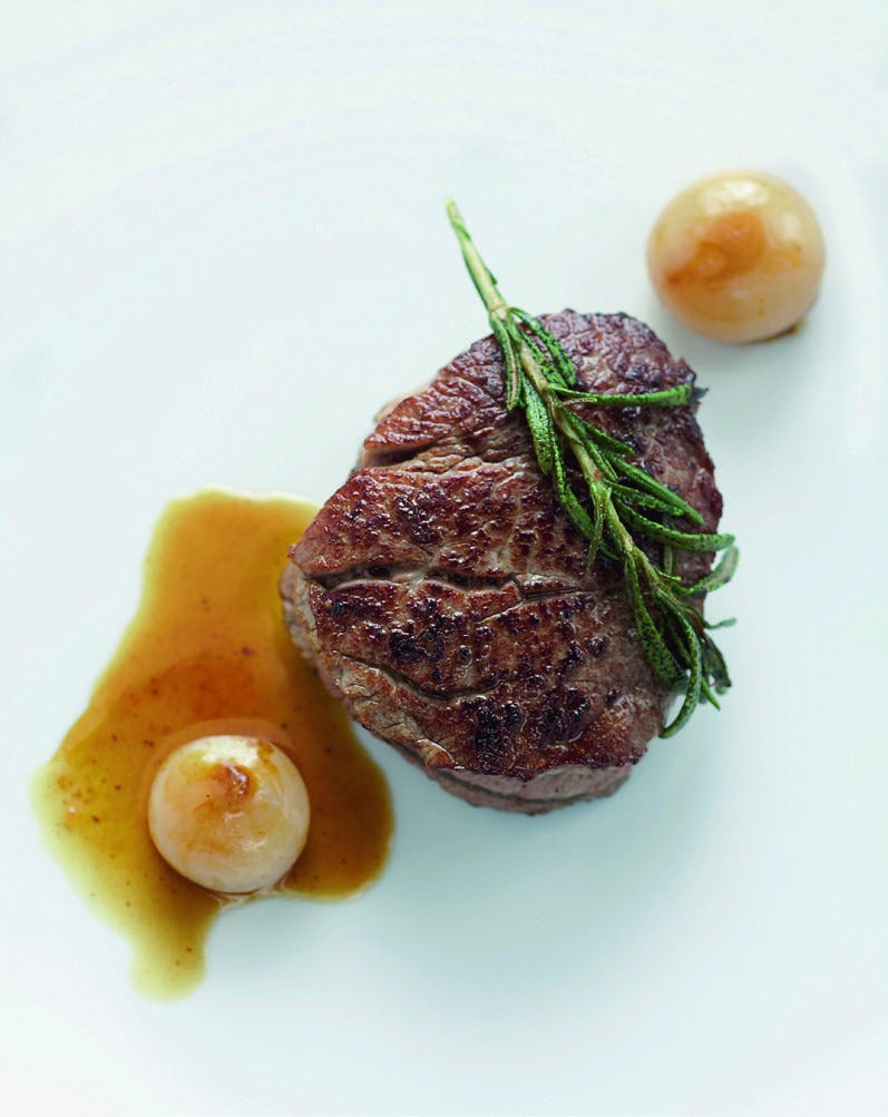 Fillet steak with pearl onions and apple balsamic butter