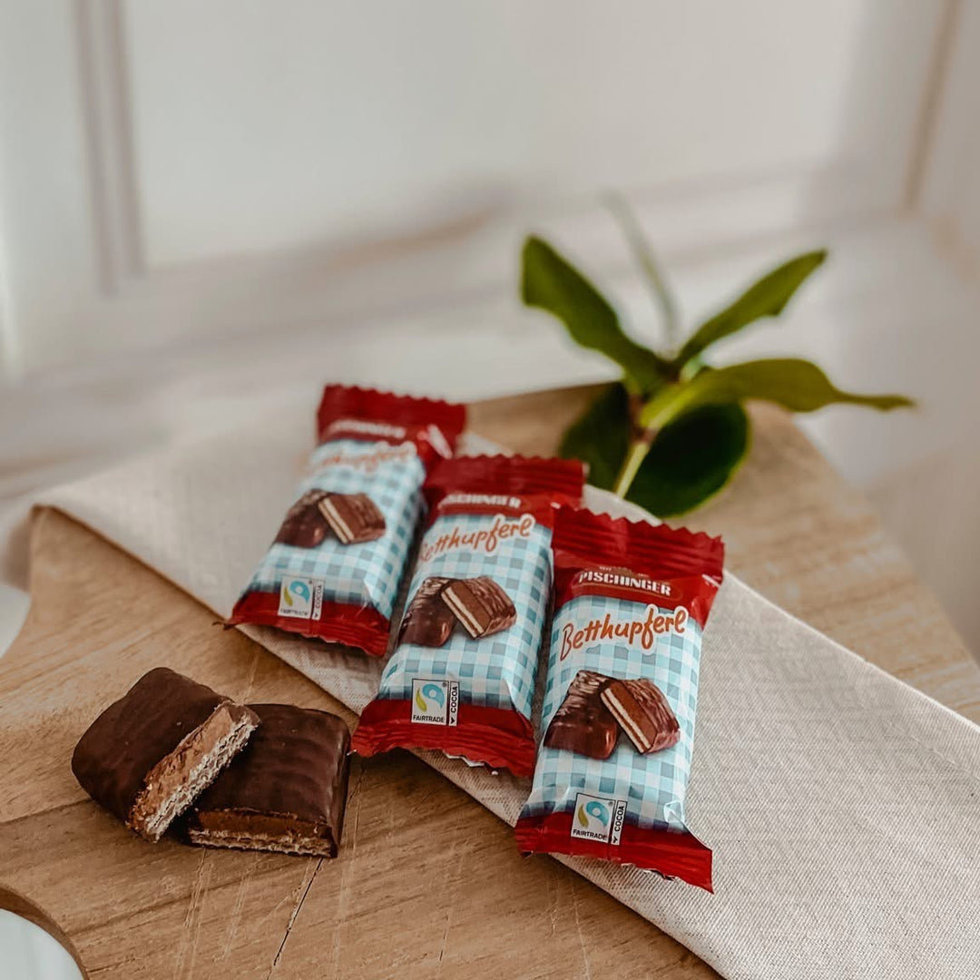 Pischinger Betthupferl dark chocolate hazelnut wafer pieces displayed with the 66 g package